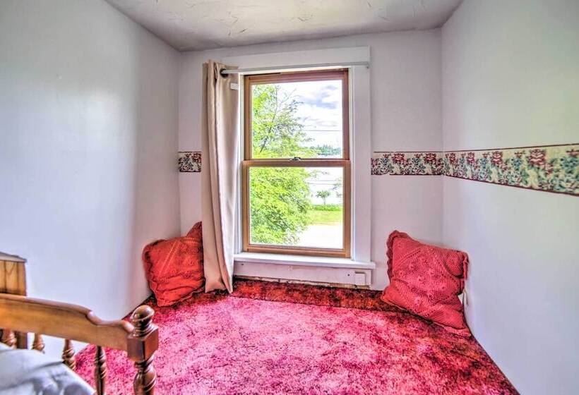 Cozy Ishpeming Cottage W/ Lake & Park Views!