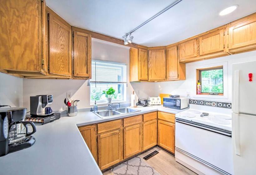 Cozy Ishpeming Cottage W/ Lake & Park Views!