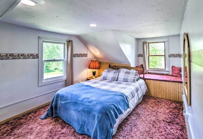 Cozy Ishpeming Cottage W/ Lake & Park Views!