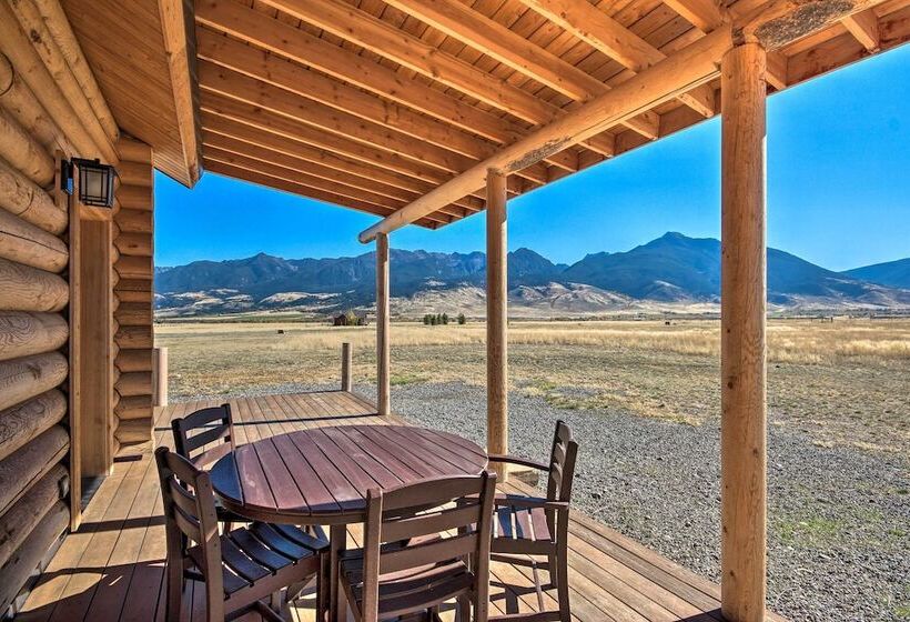 Stunning Mountain Views: Livingston Cabin W/ Deck!