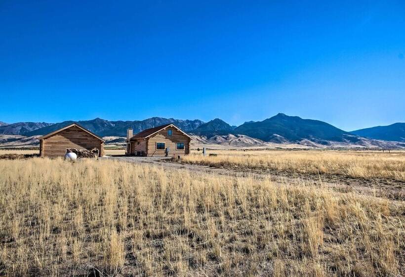 Stunning Mountain Views: Livingston Cabin W/ Deck!
