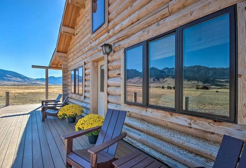 Stunning Mountain Views: Livingston Cabin W/ Deck!