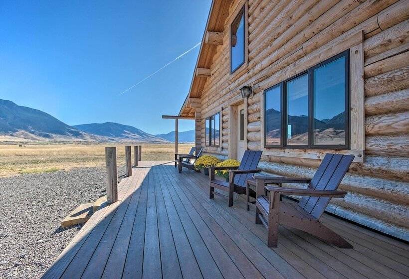 Stunning Mountain Views: Livingston Cabin W/ Deck!