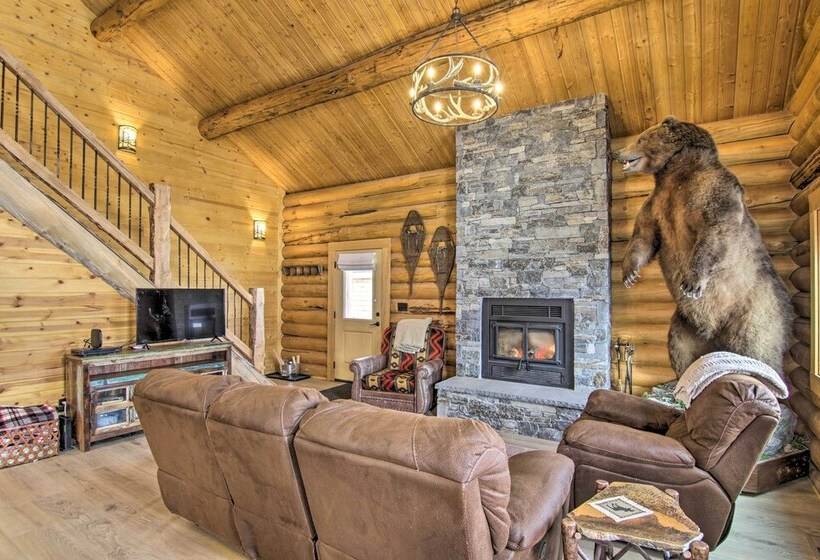 Stunning Mountain Views: Livingston Cabin W/ Deck!