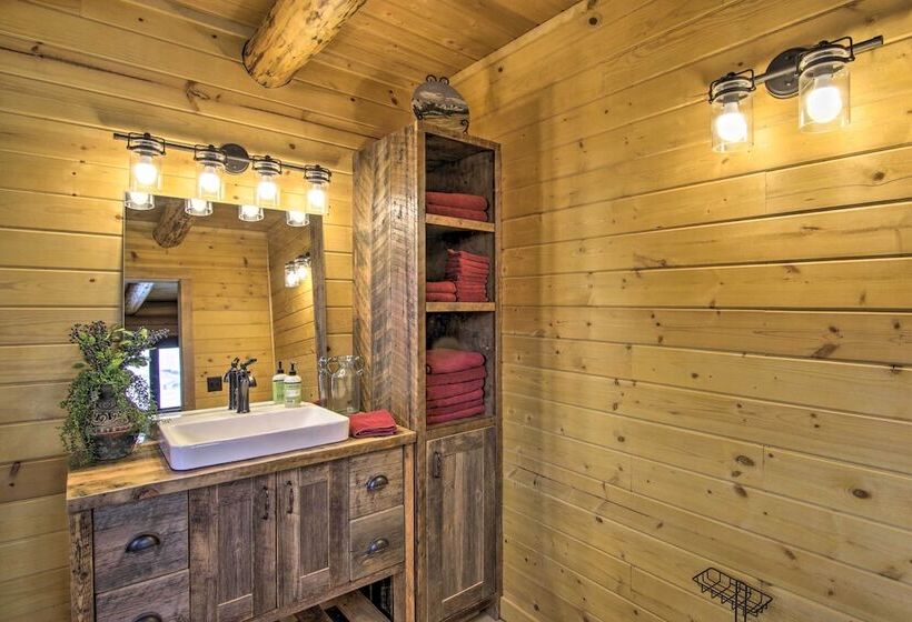 Stunning Mountain Views: Livingston Cabin W/ Deck!