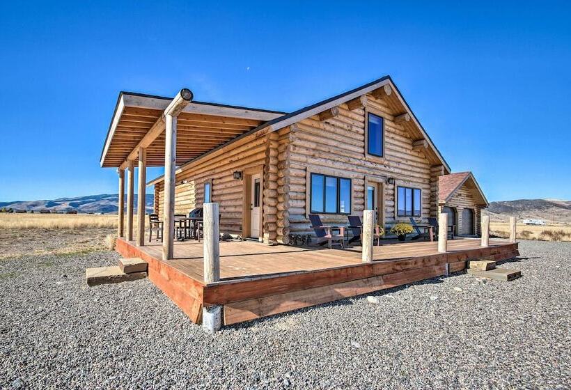 Stunning Mountain Views: Livingston Cabin W/ Deck!