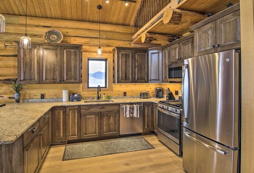 Stunning Mountain Views: Livingston Cabin W/ Deck!