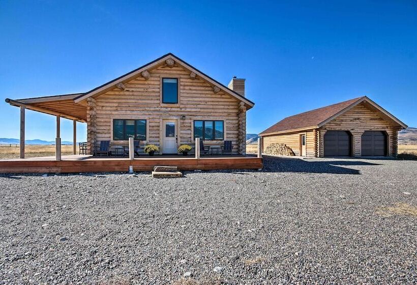 Stunning Mountain Views: Livingston Cabin W/ Deck!