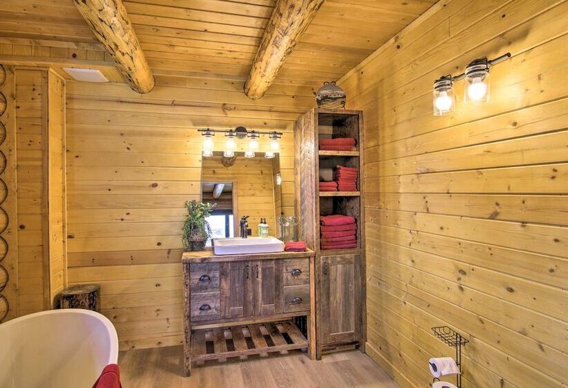 Stunning Mountain Views: Livingston Cabin W/ Deck!