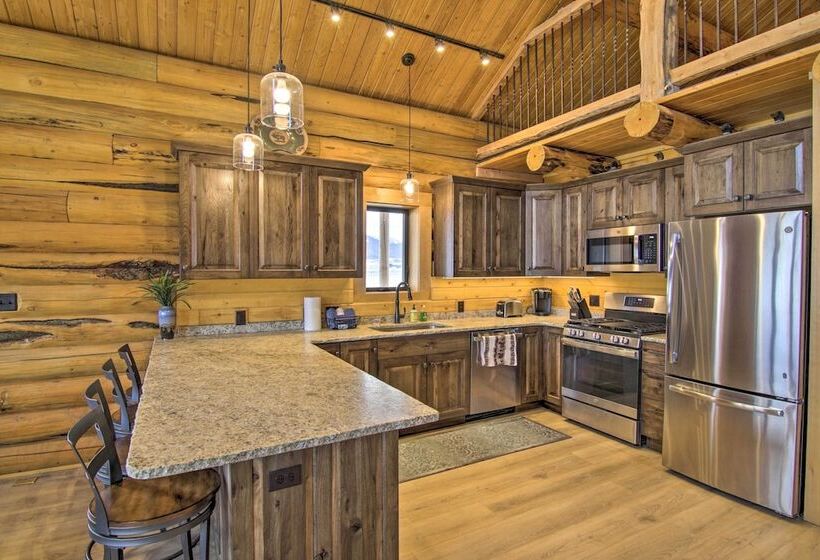 Stunning Mountain Views: Livingston Cabin W/ Deck!