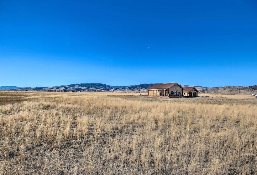 Stunning Mountain Views: Livingston Cabin W/ Deck!