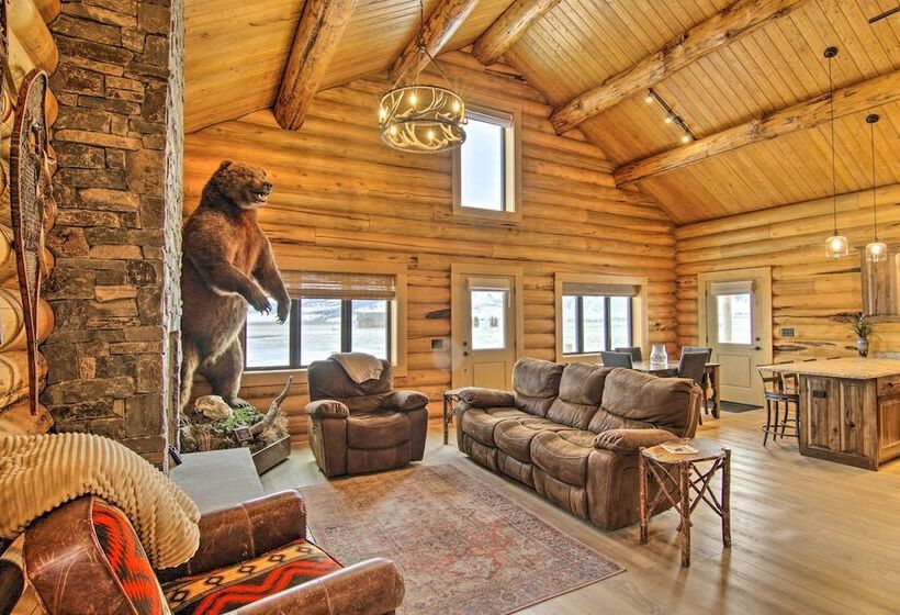 Stunning Mountain Views: Livingston Cabin W/ Deck!
