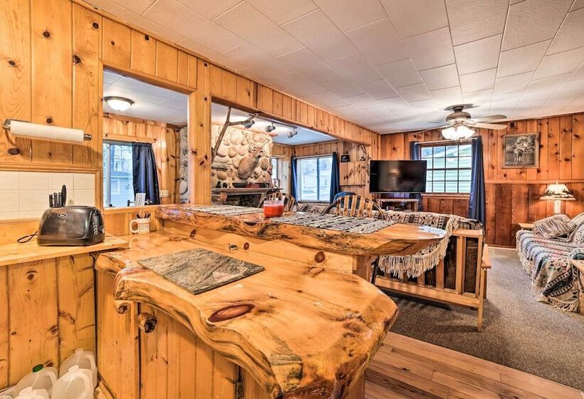 Cozy & Rustic Cottage With Houghton Lake Access!
