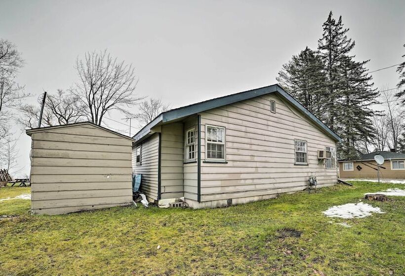Cozy & Rustic Cottage With Houghton Lake Access!