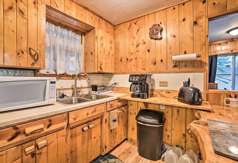 Cozy & Rustic Cottage With Houghton Lake Access!