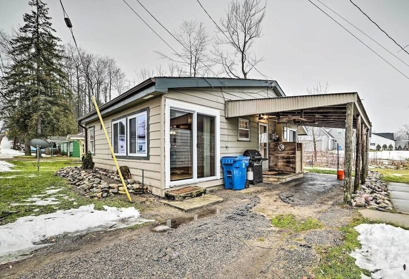 Cozy & Rustic Cottage With Houghton Lake Access!