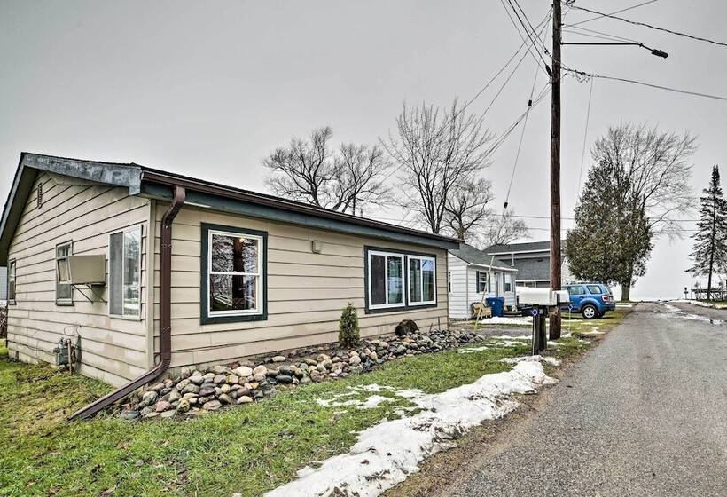 Cozy & Rustic Cottage With Houghton Lake Access!