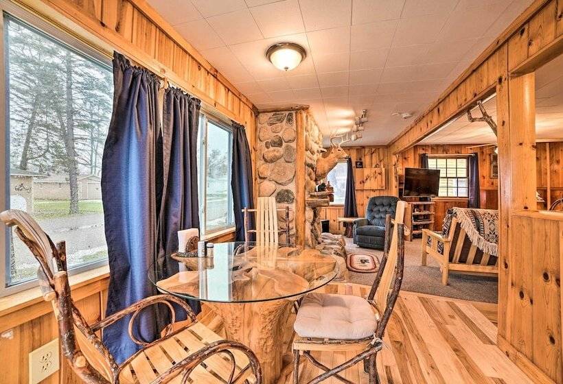 Cozy & Rustic Cottage With Houghton Lake Access!