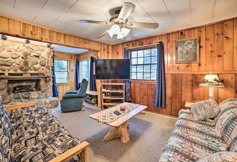 Cozy & Rustic Cottage With Houghton Lake Access!