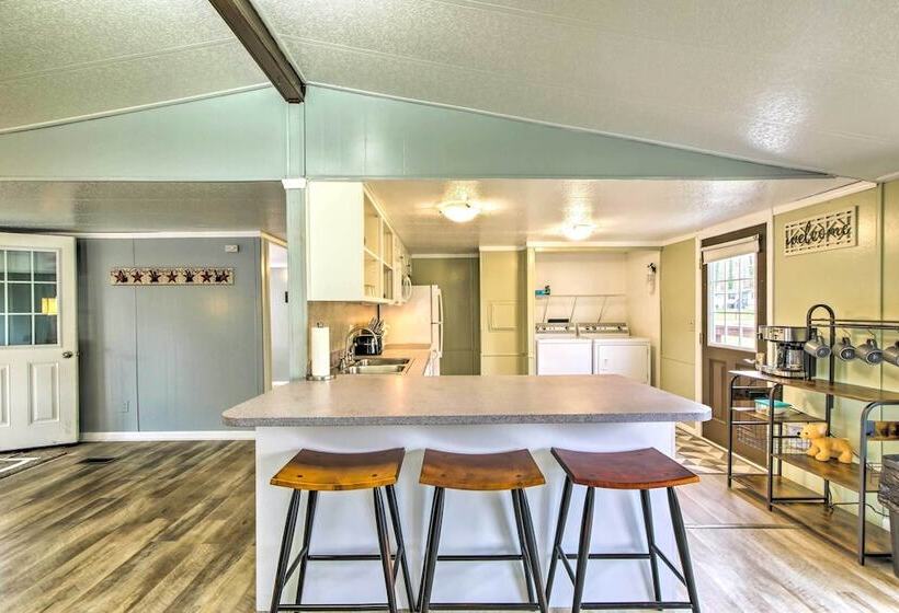 Cozy Sherrodsville Home: Walk To Lake Atwood!