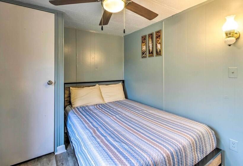 Cozy Sherrodsville Home: Walk To Lake Atwood!