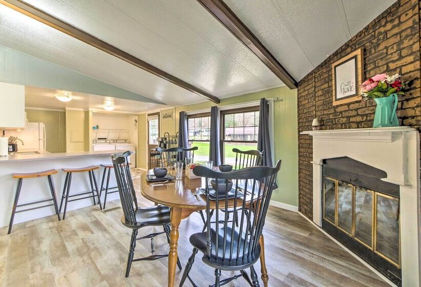 Cozy Sherrodsville Home: Walk To Lake Atwood!