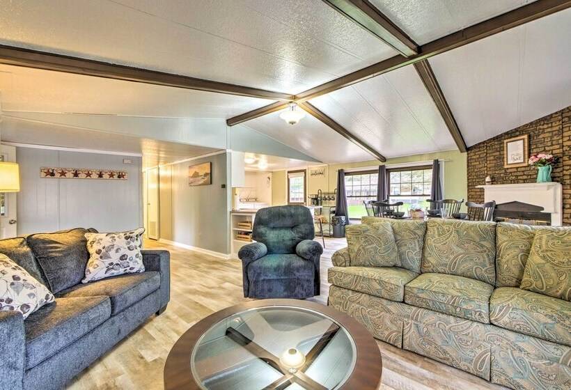 Cozy Sherrodsville Home: Walk To Lake Atwood!