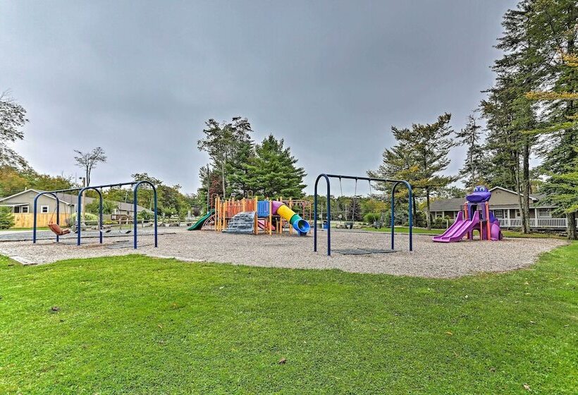 Tobyhanna Home W/ Hot Tub & Fire Pit: Walk To Lake