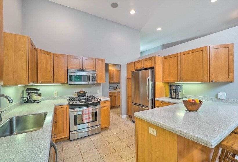 Cozy Whitehall Hideaway W/ Hot Tub + Chiminea!