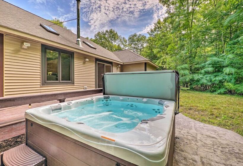 Cozy Whitehall Hideaway W/ Hot Tub + Chiminea!