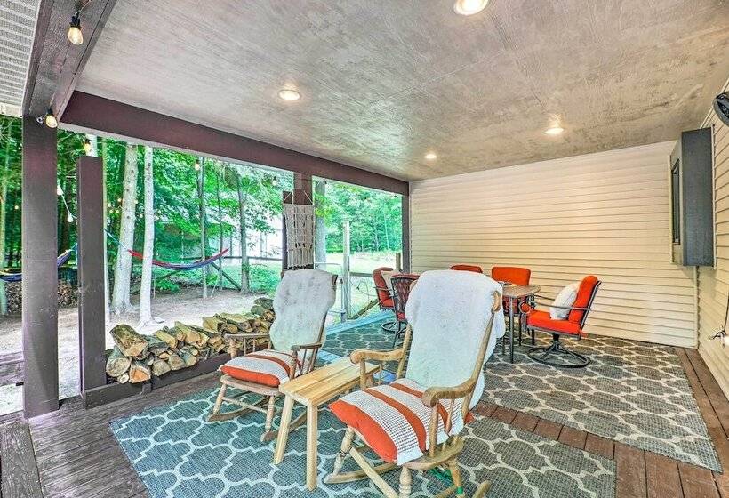 Cozy Whitehall Hideaway W/ Hot Tub + Chiminea!