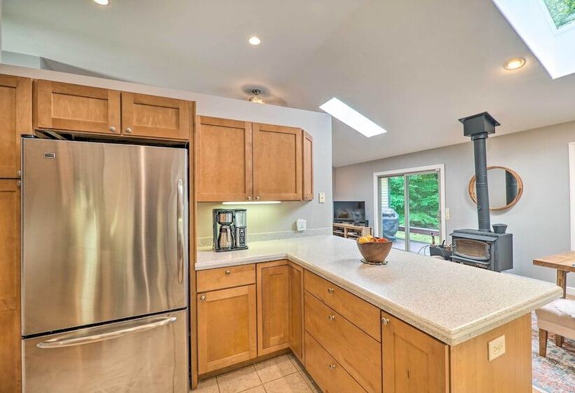 Cozy Whitehall Hideaway W/ Hot Tub + Chiminea!