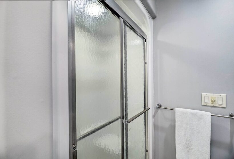 Cozy Whitehall Hideaway W/ Hot Tub + Chiminea!