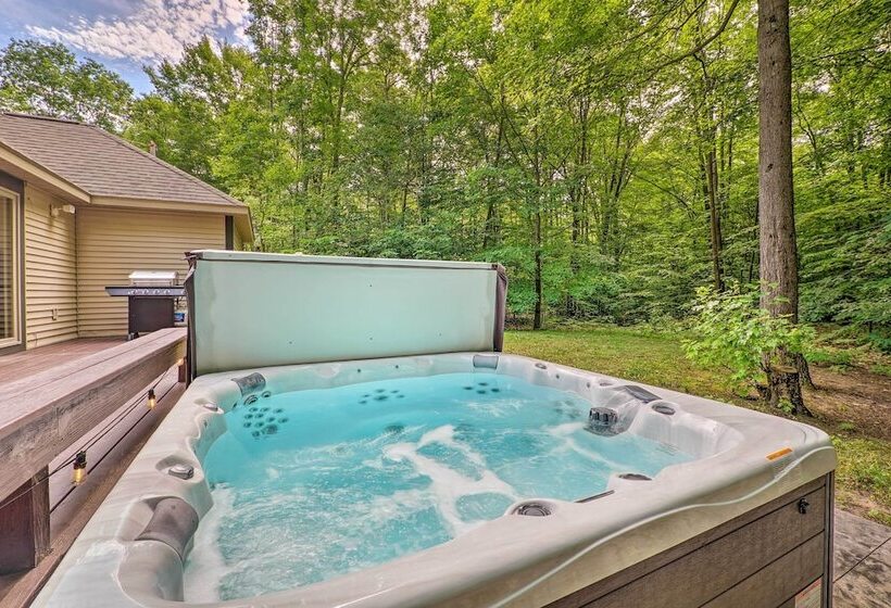 Cozy Whitehall Hideaway W/ Hot Tub + Chiminea!