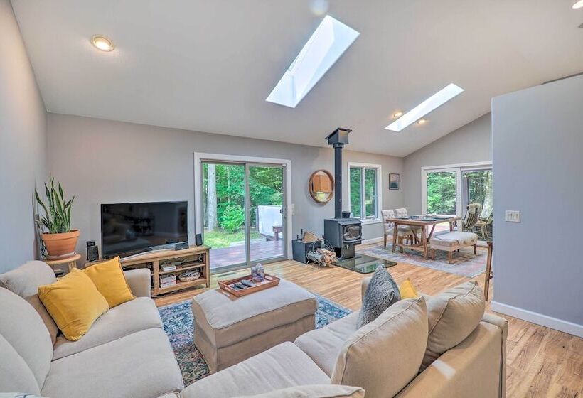 Cozy Whitehall Hideaway W/ Hot Tub + Chiminea!