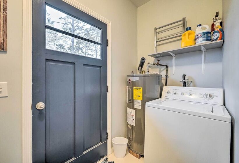 Cozy Wilmington Vacation Rental: 10 Mi To Beach!