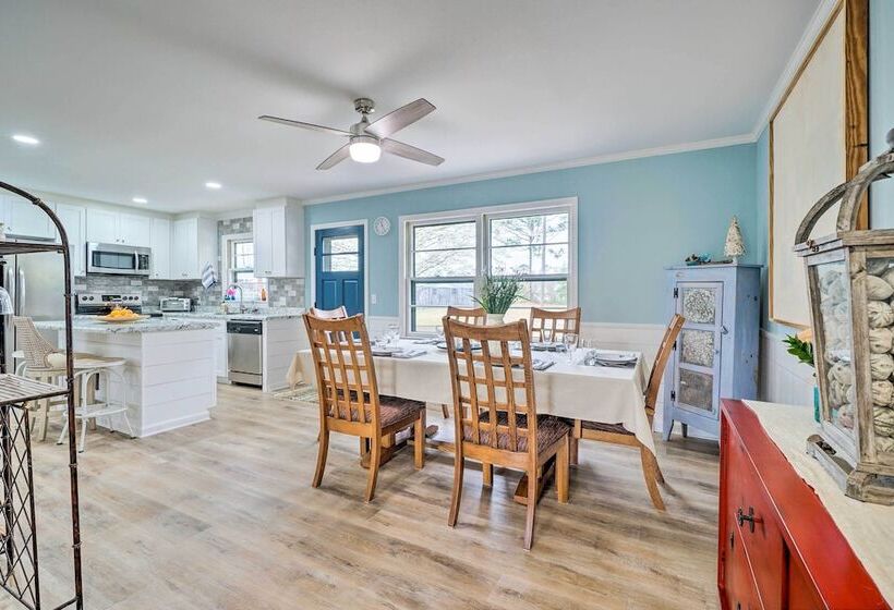 Cozy Wilmington Vacation Rental: 10 Mi To Beach!