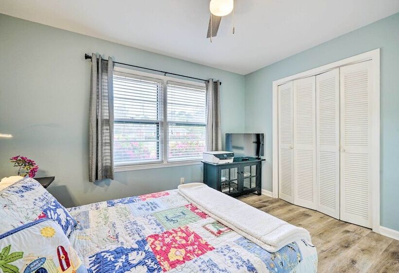 Cozy Wilmington Vacation Rental: 10 Mi To Beach!