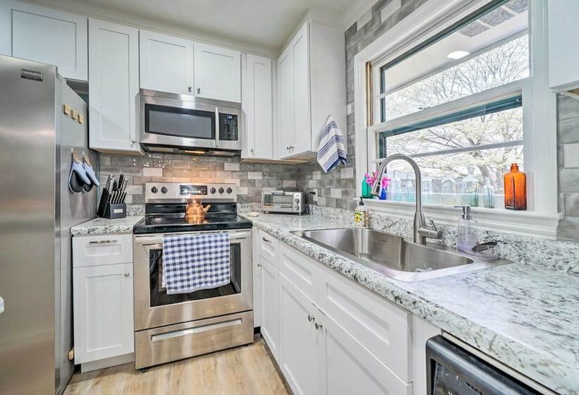 Cozy Wilmington Vacation Rental: 10 Mi To Beach!