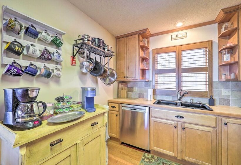 Near Beech Mountain: Crimson Cabin W/ Views