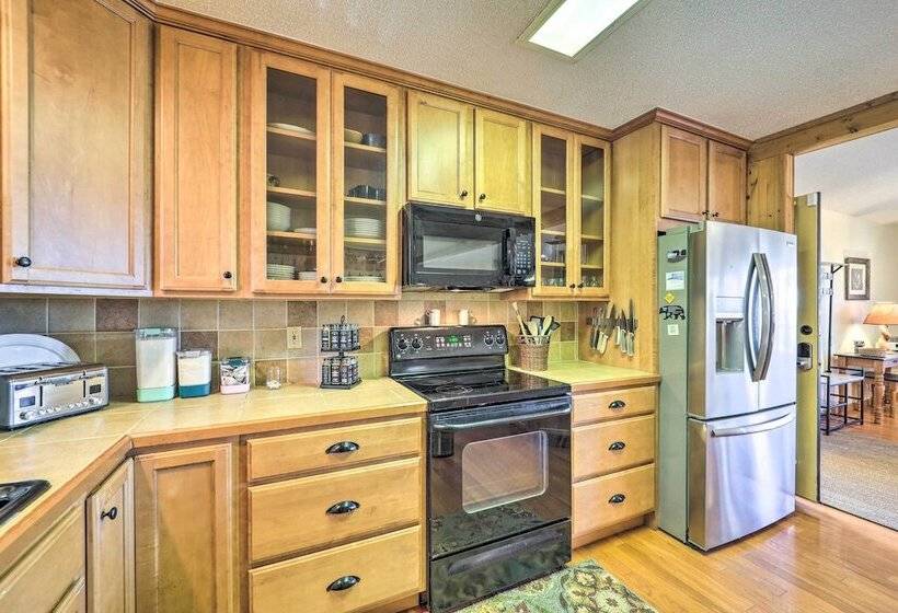 Near Beech Mountain: Crimson Cabin W/ Views