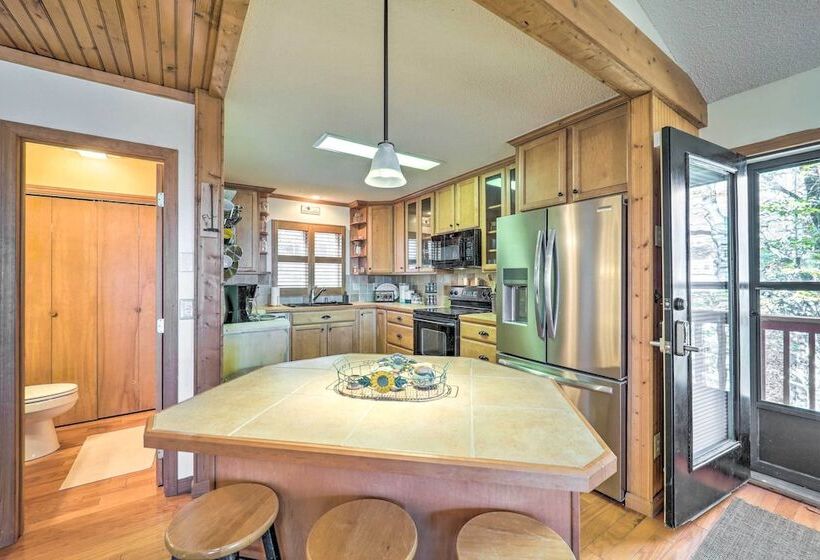 Near Beech Mountain: Crimson Cabin W/ Views