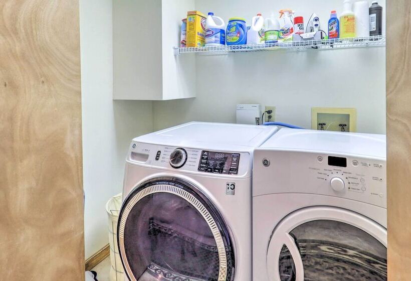 Near Beech Mountain: Crimson Cabin W/ Views