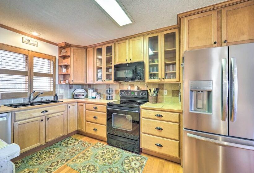 Near Beech Mountain: Crimson Cabin W/ Views