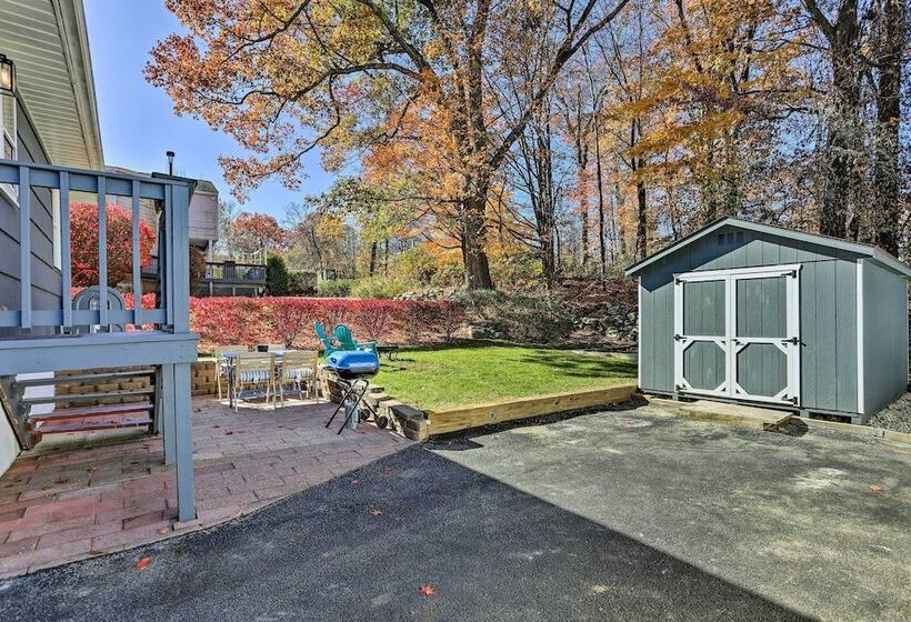 Delightful Home W/ Fire Pit, Walk To Lake!