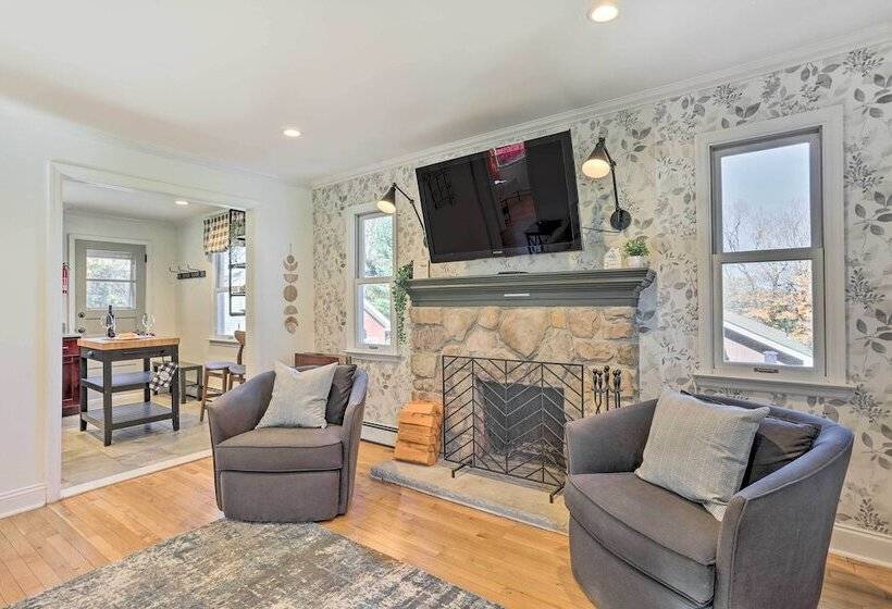 Delightful Home W/ Fire Pit, Walk To Lake!
