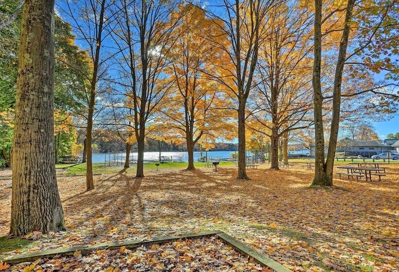 Delightful Home W/ Fire Pit, Walk To Lake!