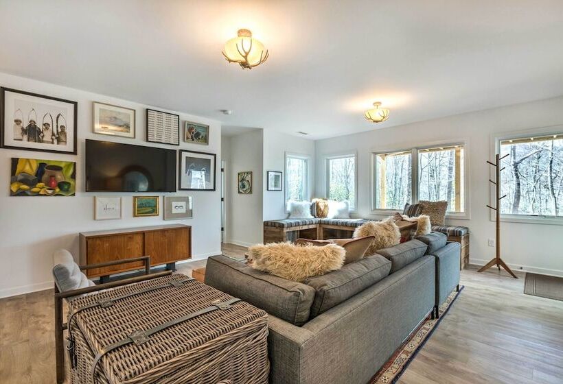 Designer Home W/ Fire Pit ~ 70 Steps To Slopes!