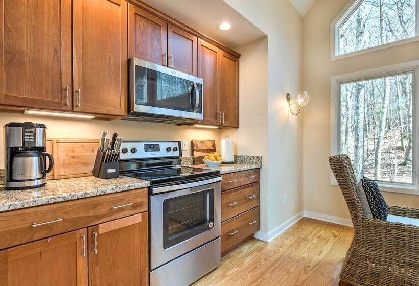 Designer Home W/ Fire Pit ~ 70 Steps To Slopes!