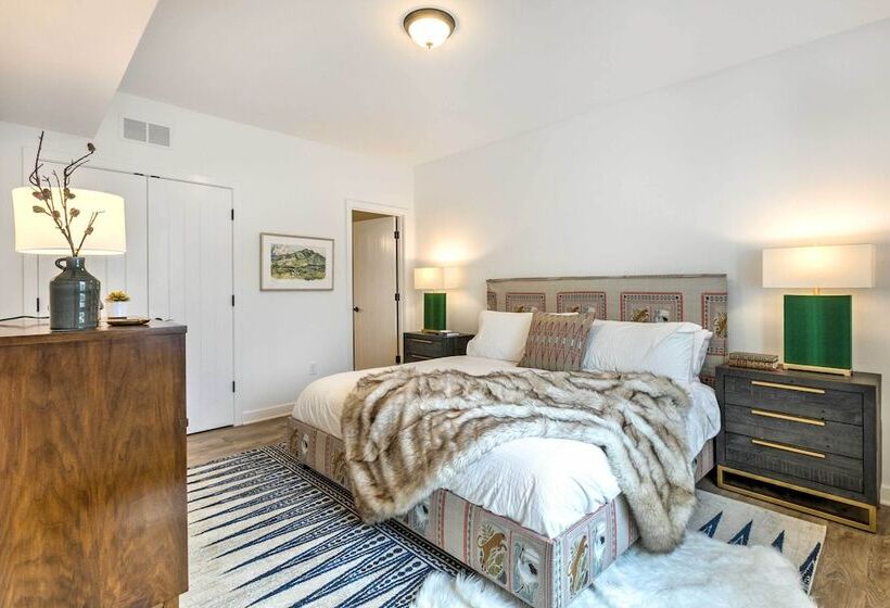 Designer Home W/ Fire Pit ~ 70 Steps To Slopes!